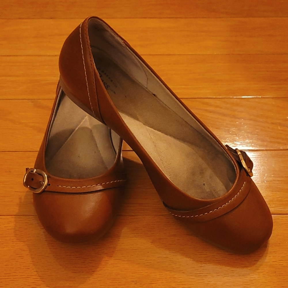 G.H. Bass & Co. Women's Tan Leather Ballet Flats with Buckle